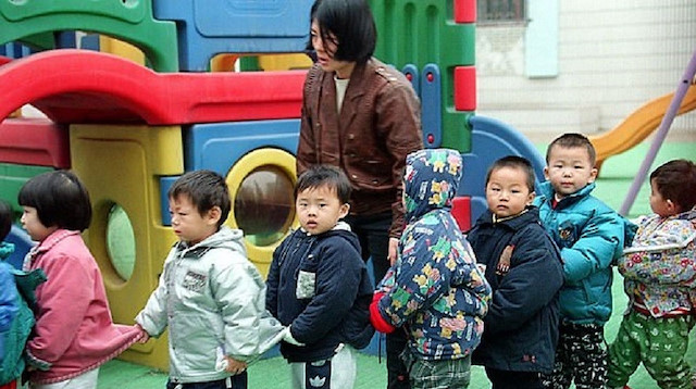 Çin'de anaokulu öğrencileri zaman zaman zehirlenme gibi  ölümcül saldırılara maruz kalıyorlar.