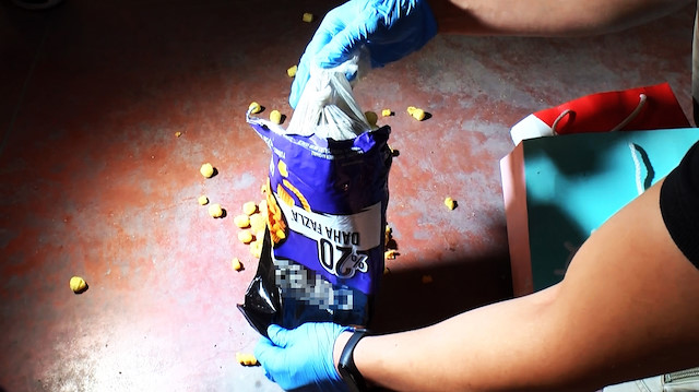 Cips paketleri içerisine gizlenmiş halde 1 kilo 100 gram eroin ele geçirildi.