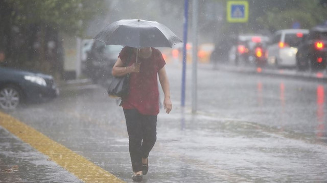 Meteorolojiden İstanbul'un bazı ilçelerine kuvvetli yağış uyarısı yapıldı. 