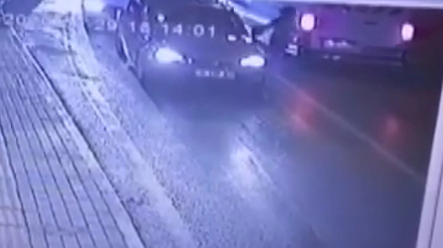 Koşarken minibüs çarptı, hiçbir şey olmamış gibi ayağı kalkıp koşmaya devam etti