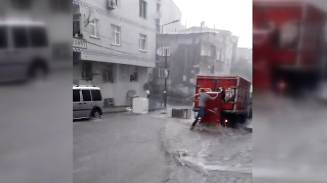 Gaziosmanpaşa'da sele kapılan buzdolabının peşinden böyle koştu