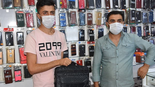 Irmak, içerisinde 100 bin liralık telefon ve alacak defterinin bulunduğu çantanın Suriyeli bir genç tarafından bulunarak teslim edildiğini duyunca duygulandı.