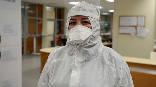 Pandemi hastanesine dönüştürülen Bitlis Tatvan Devlet Hastanesinde görevli doktorlardan Demiray ve Yıldız, salgınla mücadelede hastaları iyileştirebilmek için canla başla çalışıyor.