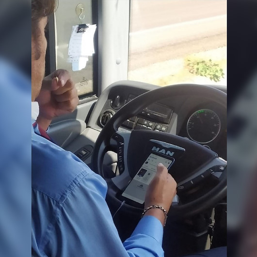 Şehirlerarası otobüs şoföründen tepki çeken hareket: Bir elinde telefon, bir elinde çekirdek ile direksiyon salladı