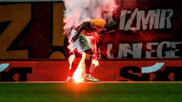 Seyircisiz oynanan Galatasaray-Fenerbahçe derbisine paraşütle meşale atılmıştı.