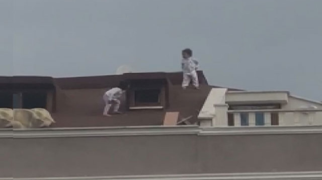 Sultanbeyli'de çatıdaki iki küçük çocuğun yürekleri ağızlara getiren görüntüleri kameralar tarafından görüntülenmişti. 