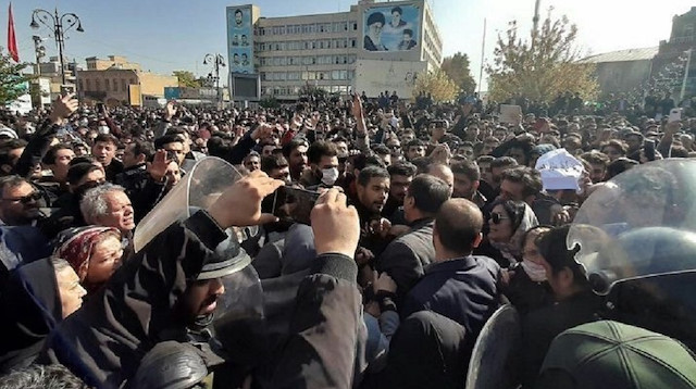 Güney Azerbaycan'daki Türkler İran'ın Ermenistan'a verdiği desteği protesto etti.