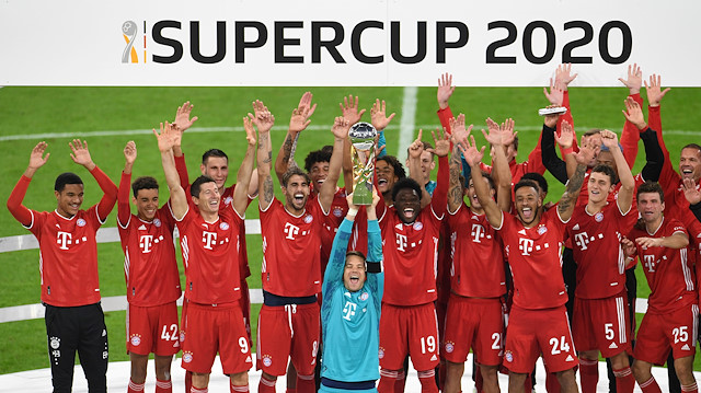 Soccer Football - DFL-Supercup - Bayern Munich v Borussia Dortmund - Allianz Arena, Munich, Germany - September 30, 2020 Bayern Munich's Manuel Neuer and teammates celebrate with the trophy after winning the Supercup REUTERS/Andreas Gebert/Pool 