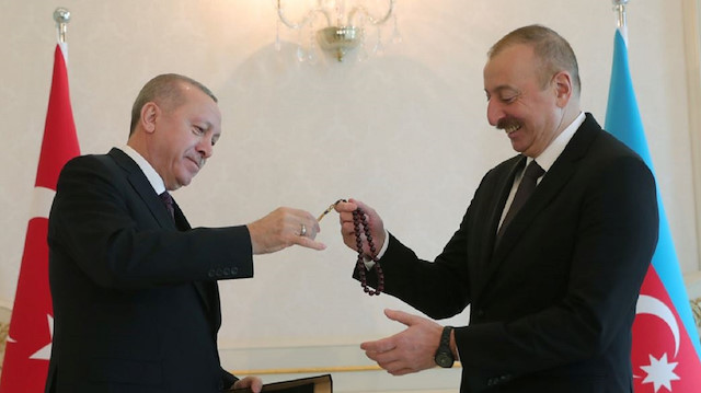 Şubat ayında Azerbaycan'a giden Cumhurbaşkanı Erdoğan, İlham Aliyev'e tespih hediye etmişti.