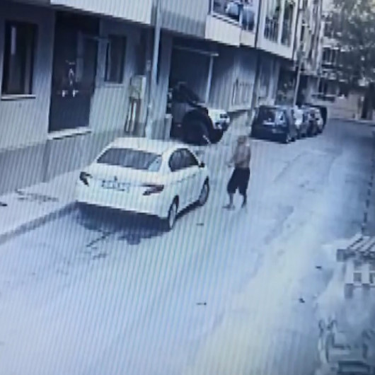 İzmirde akli dengesi bozuk adam evinin önündeki aracı böyle parçaladı