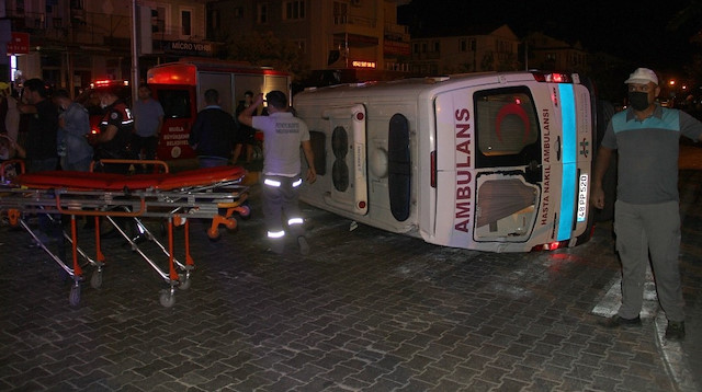 Olay yerine çağrılan başka ambulanslara ilçedeki hastanelere kaldırılan yaralıların sağlık durumlarının iyi olduğu belirtildi.