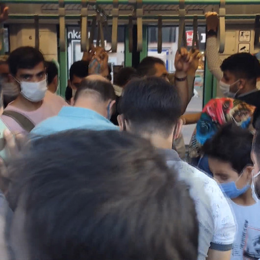 İstanbulda son iş gününde sosyal mesafe unutuldu: Tramvayda tepki çeken yoğunluk