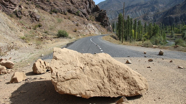 Erzurum-Artvin karayolu, yola düşen dev kayalar nedeniyle ulaşıma kapandı.