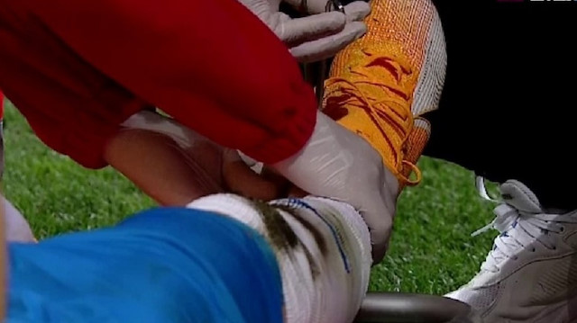 Craiova'nın forveti Elvir Koljic'in ayağı kırıldı. Boşnak forvetin kramponları kesilmek zorunda kaldı.