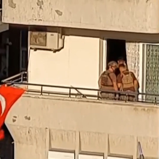 Hatayda ailesini rehin alan adam özel harekat tarafından bacağından vurularak etkisiz hale getirildi