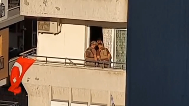 Hatay'da ailesini rehin alan adam özel harekat tarafından bacağından vurularak etkisiz hale getirildi