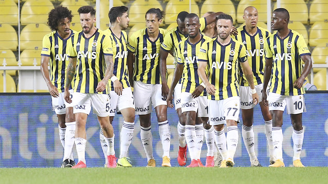 Fenerbahçe-Karagümrük maçının ilk yarısını ev sahibi ekip 1-0 önde tamamladı.