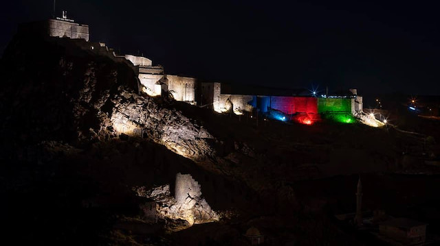 Kars Kalesi’ndeki Azerbaycan Bayrağı renkleri vatandaşlar arasında da memnuniyetle karşılandı.