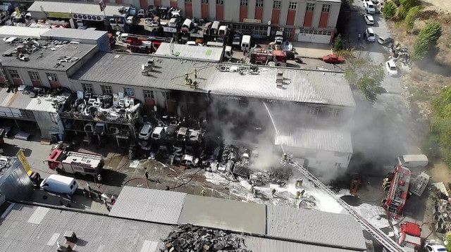 Yangın ve itfaiye ekiplerinin çalışması drone ile havadan görüntülendi. 