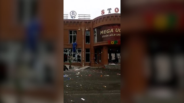 İşgalci Ermenistan, Gence'de alışveriş merkezini vurdu