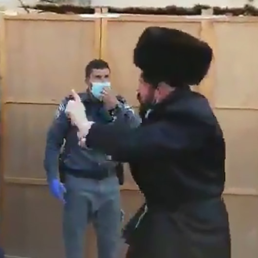 Koronavirüsten ölen hahamın cenazesine katılan Ultra-Ortodoks Yahudiler ortalığı birbirine kattı