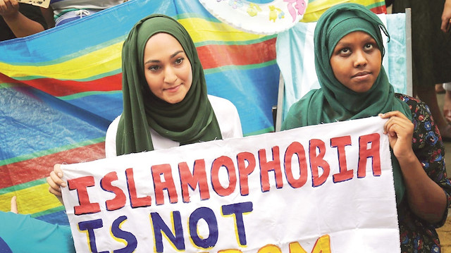 Fransa’da Müslüman kadınlar artan İslamofobi’ye karşı gösteriler düzenliyor.