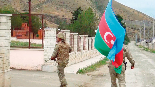 28 yıl sonra Azerbaycan bayrağı yeniden dalgalanırken, minarelerden ezan sesi yükseldi.