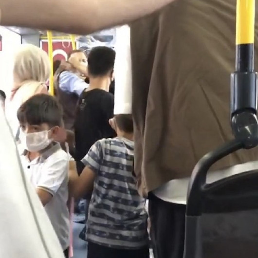 İstanbul’da halk otobüsünde tokatlı ve tükürüklü maske kavgası kamerada