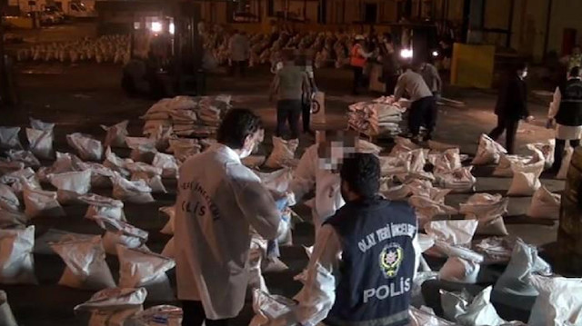  Kolombiya'dan Ambarlı Limanı'na gelen bir gemide gübre çuvallarının içine karıştırılmış 228 kilo 438 gram kokain ele geçirildi.