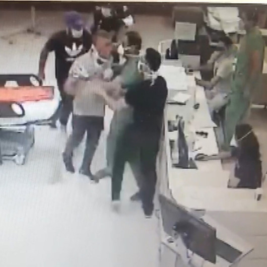 İzmirde iki doktor ve bir hastane polisinin darp edildiği anlar kamerada