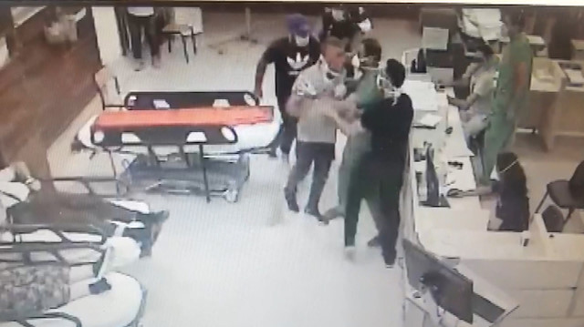 İzmir'de iki doktor ve bir hastane polisinin darp edildiği anlar kamerada