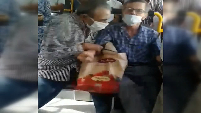 İzmir'de otobüste sosyal mesafe kavgası: Yanında oturan yolcuyu kaldırmaya çalıştı
