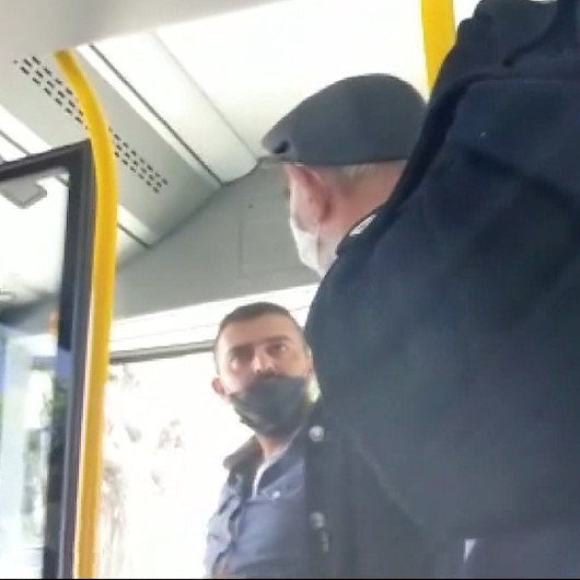 Yolcu kapasitesini aşan otobüsten inmek istemeyen yolcu şoförle tartıştı