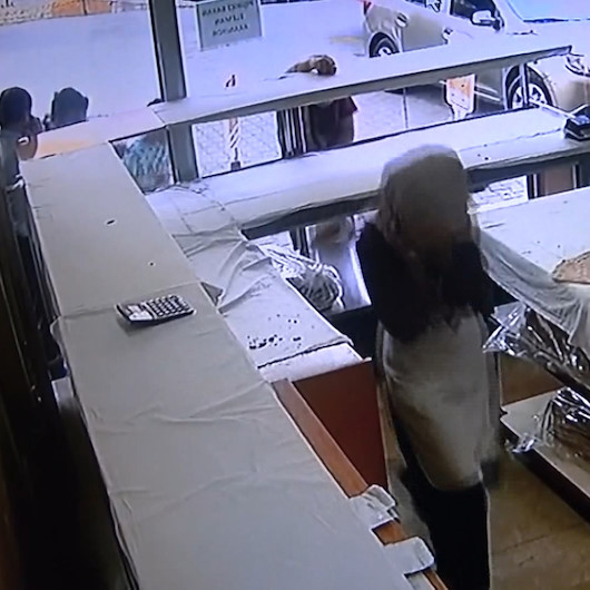 Esenyurtta sokakta çıkan kavgayı seyrederken pompalı tüfekten çıkan saçmaların hedefi oldular