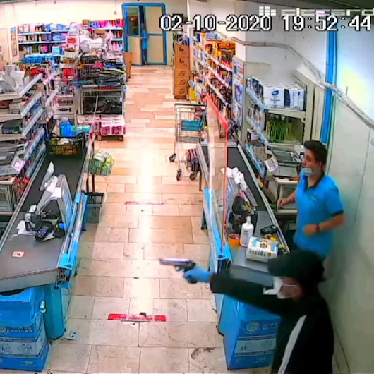 Adanada tabancayla market soyan zanlı polisten kaçamadı