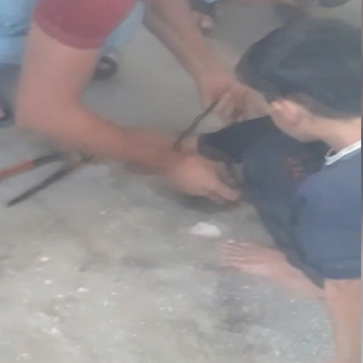 İtfaiye ekipleri yangın çıkan evde küçük çocuğu zincirlenmiş halde buldu
