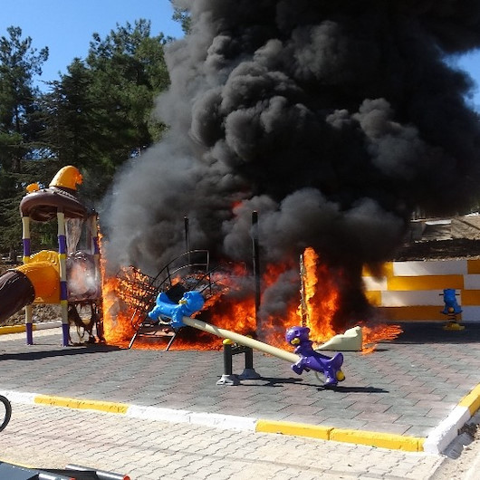Tokatta çocuk parkında korkutan yangın