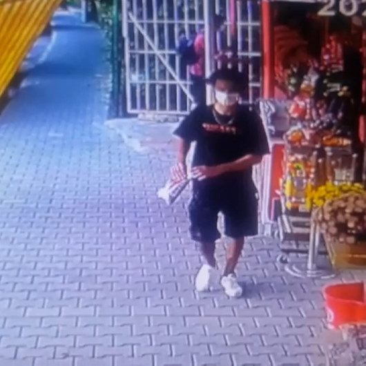 Gençlerin kola ve cips çalarken rahatsız edici rahatlıkları pes dedirtti