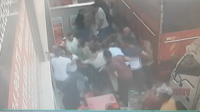 Esenyurt'ta pazarcıların levyeli sandalyeli yer kavgası