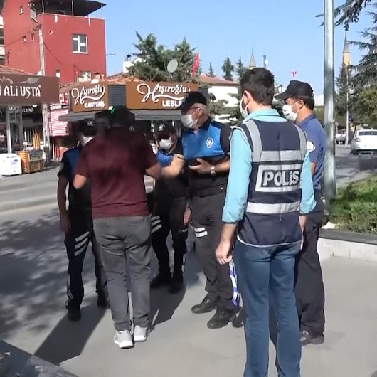 Çorumda polis ekiplerinin çevirdiği maskesiz vatandaş ceza kesileceğini anlayınca böyle kaçtı