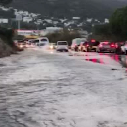 Bodrum’da su hattı bomba gibi patladı evleri, iş yerlerini su bastı