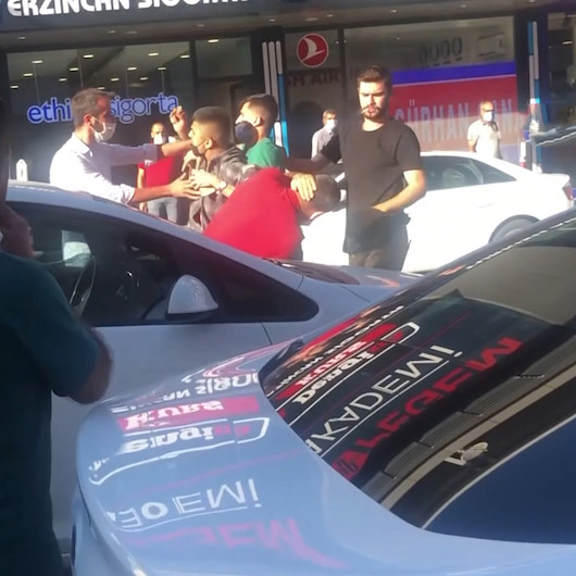 Erzincanda genç adam annesine otomobille çarpan şahsı tekme tokat darp etti