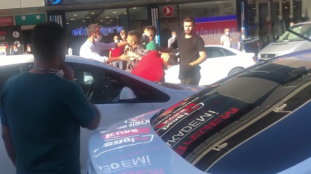 Erzincan'da genç adam annesine otomobille çarpan şahsı tekme tokat darp etti