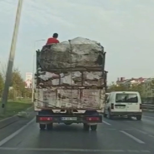 Arnavutköyde hurda yüklü kamyonet kasasında tehlikeli yolculuk