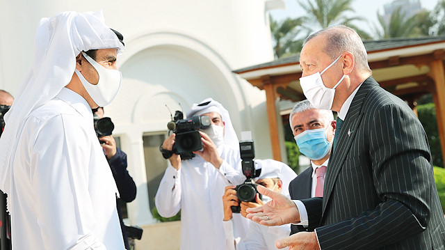 Katar’da da Emir Şeyh Temim bin Hamed Al Sani ile bir araya gelen Erdoğan, mevcut iş birliğinin daha da geliştirilmesi için görüş alışverişinde bulundu.
