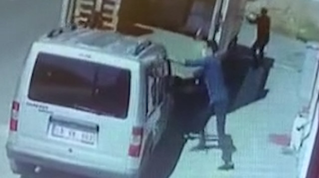 Freni boşalan kamyonu böyle durdurmaya çalıştılar