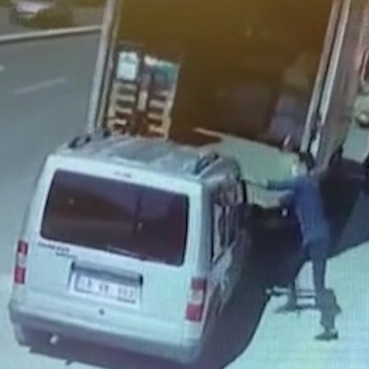 Freni boşalan kamyonu böyle durdurmaya çalıştılar