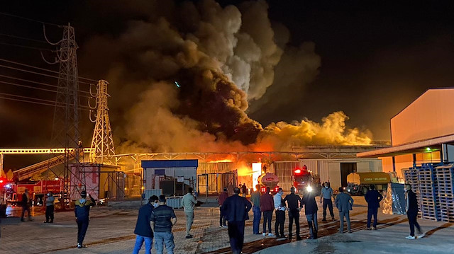 Konya'daki şeker fabrikasında çıkan yangın paniğe neden oldu