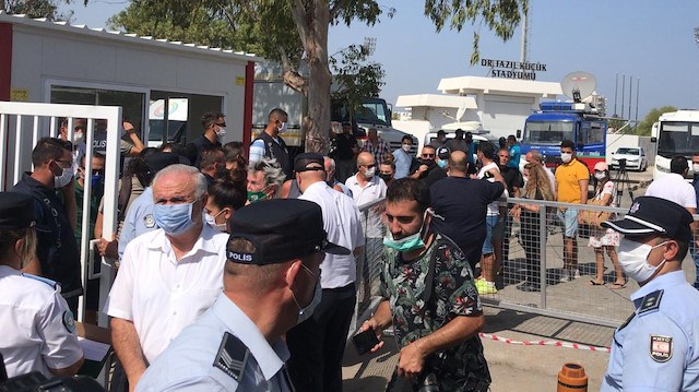 Kapalı Maraş'ın, kamuya ait olan Demokrasi Caddesi ile sahil kısmının bir bölümünü halk dolaşmaya başladı.

