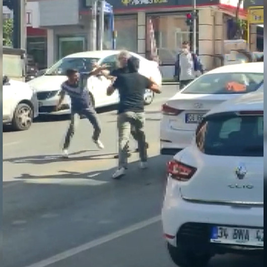 Ankaranın göbeğinde iki trafik magandasının sopalı kavgası kamerada
